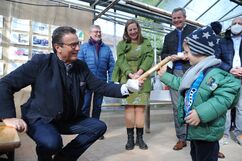 Foto Deckers Biohof von links: Minister Peter Hauk, Hans-Peter Behrens, Helga Decker, Tobias Wald, Jannik, Daniel Fritz